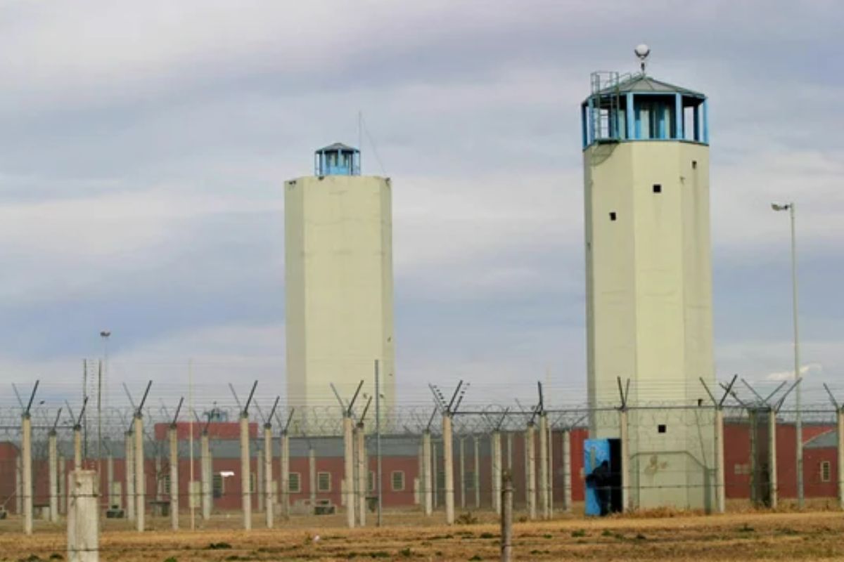 Este operativo, calificado como inédito por las autoridades penitenciarias, es llevado a cabo por una combinación de fuerzas provinciales y nacionales